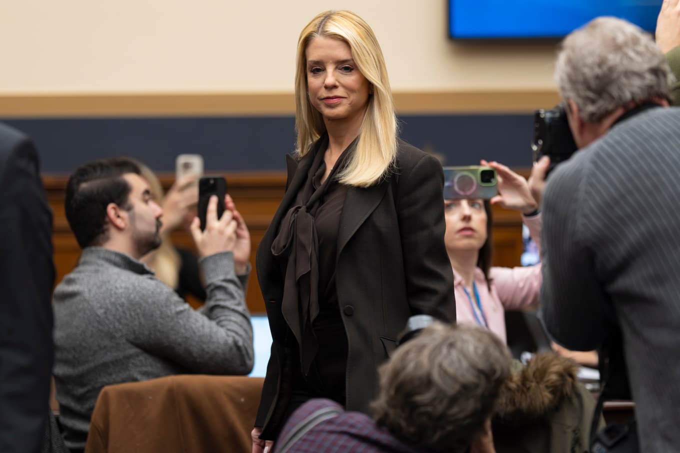 USA:s justitieminister Pam Bondi då hon anlände till utfrågningen i representanthusets justitieutskott på onsdagen. Foto: J. Scott Applewhite/AP/TT