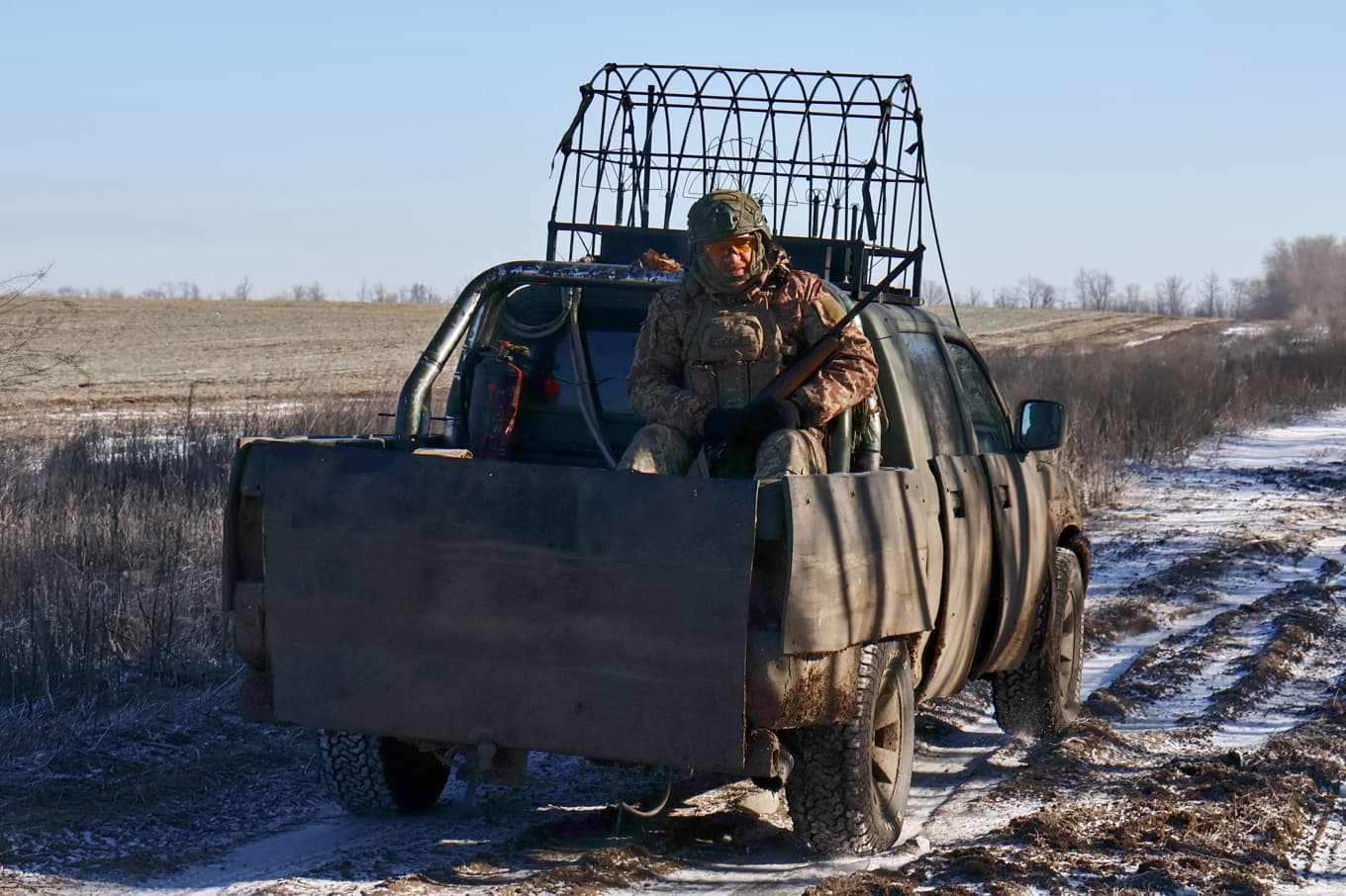 Ukrainska soldater i regionen Zaporizjzja. Bilden har tillhandahållits av Ukrainas 65:e mekaniska brigad i tisdags. Foto: Andrij Andrijenko /AP/TT