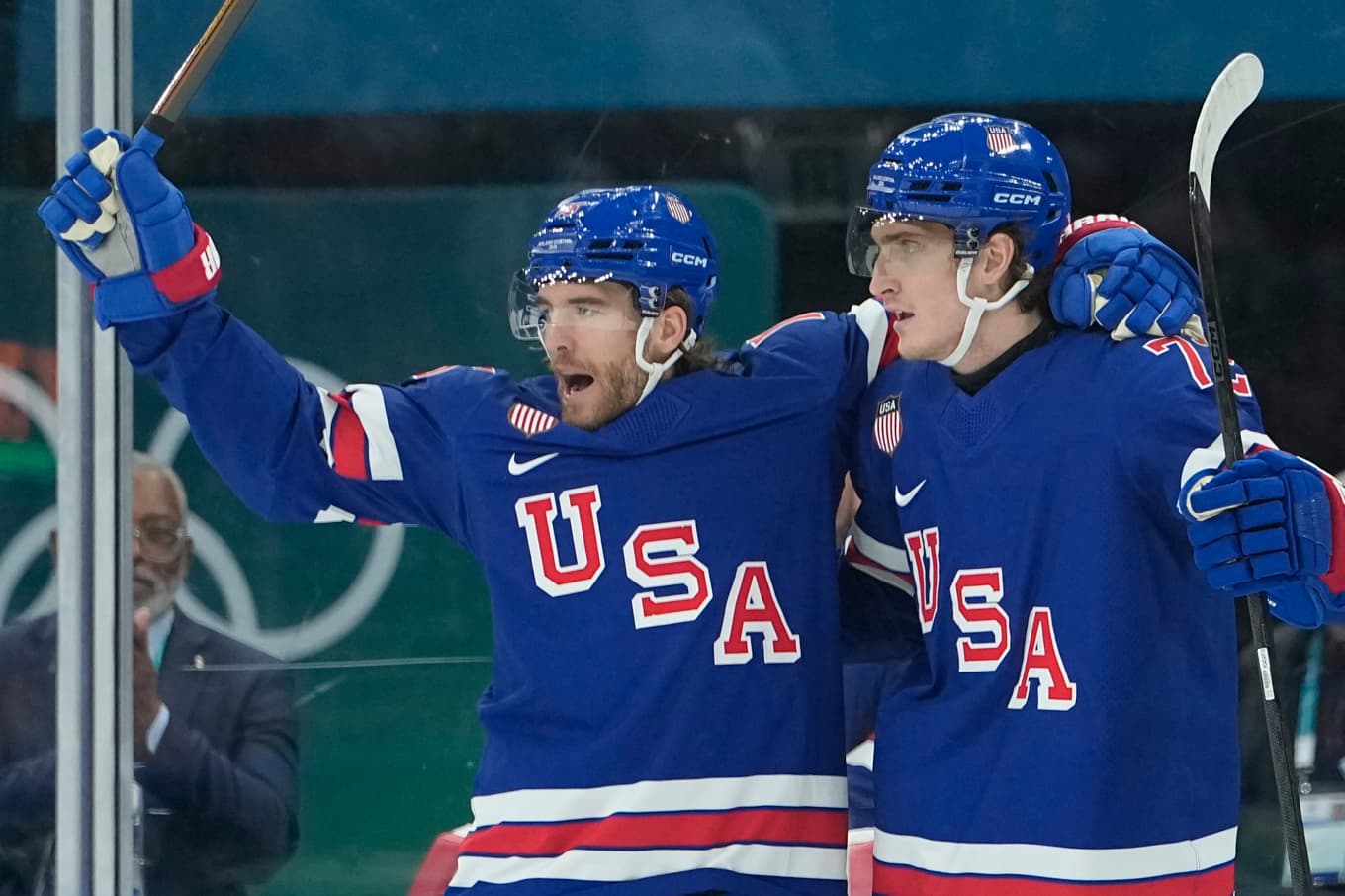 Amerikanska spelare firar ett mål under matchen. Foto: Petr David Josek/AP/TT