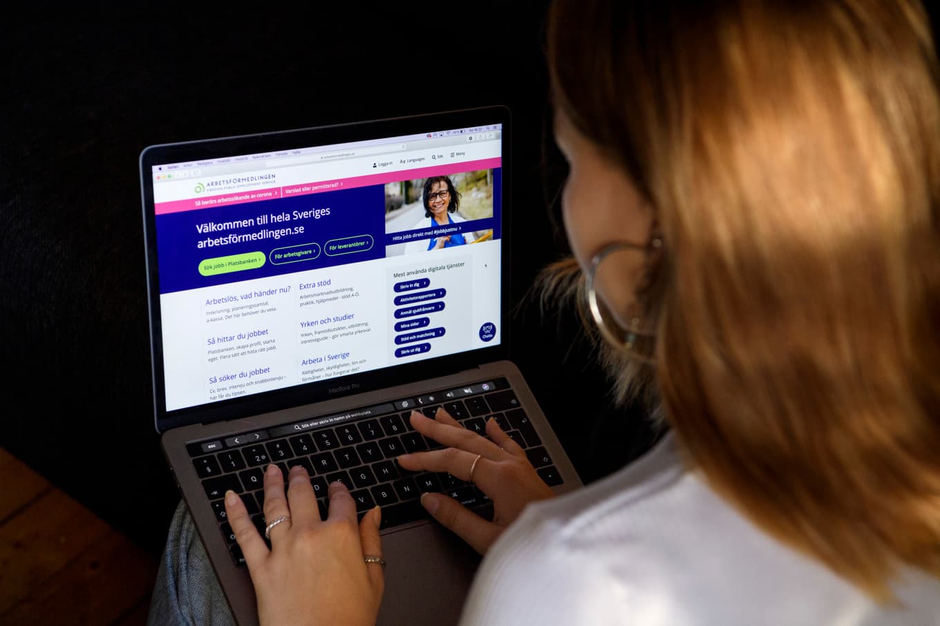 Kvinna söker jobb på Arbetsförmedlingens sajt. Arkivbild. Foto: Jessica Gow/TT