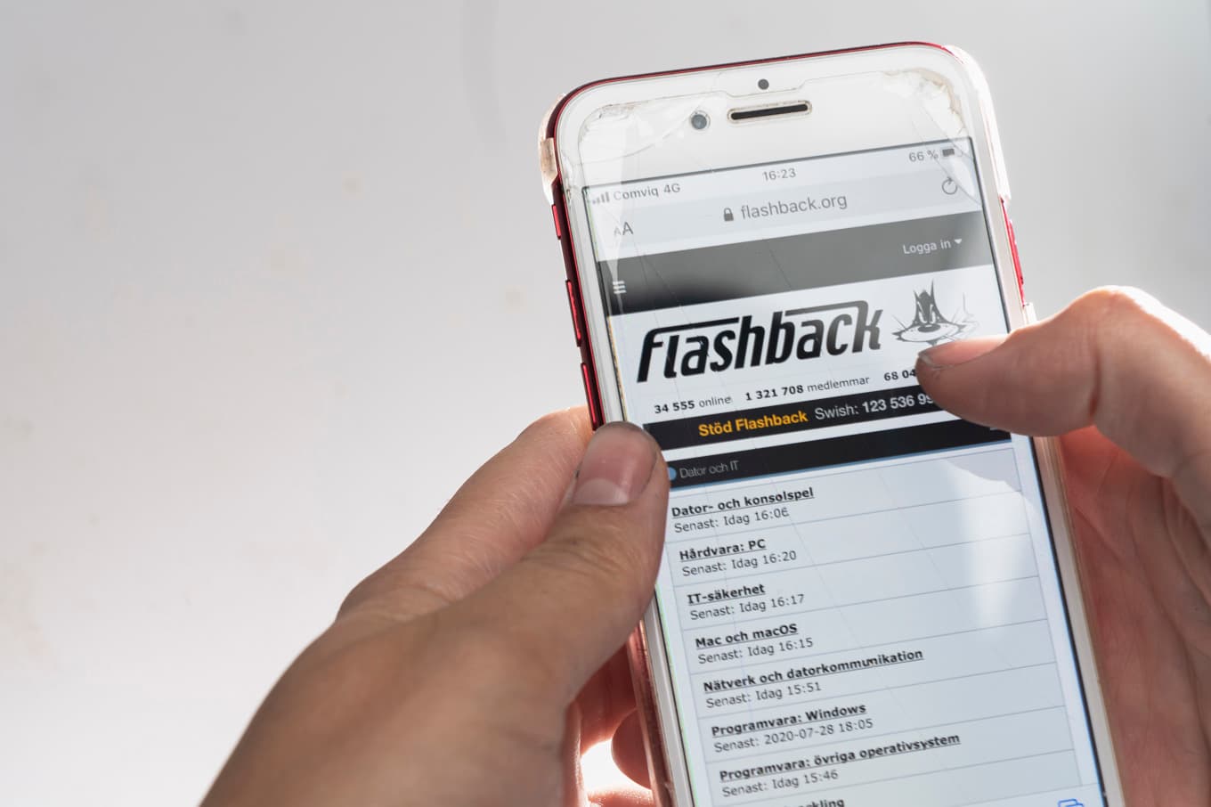 En person scrollar på internettforumet Flashback. Arkivbild. Foto: Naina Helén Jåma/TT
