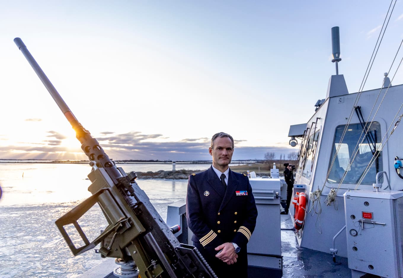 Kapten Nicolas Guiraud visar upp den franska fregatten Amiral Ronarc'h tillverkad av Naval Group – en av anbudsgivarna i kapplöpningen om att få tillverka Sveriges nya fregatter. Foto: Adam Ihse/TT