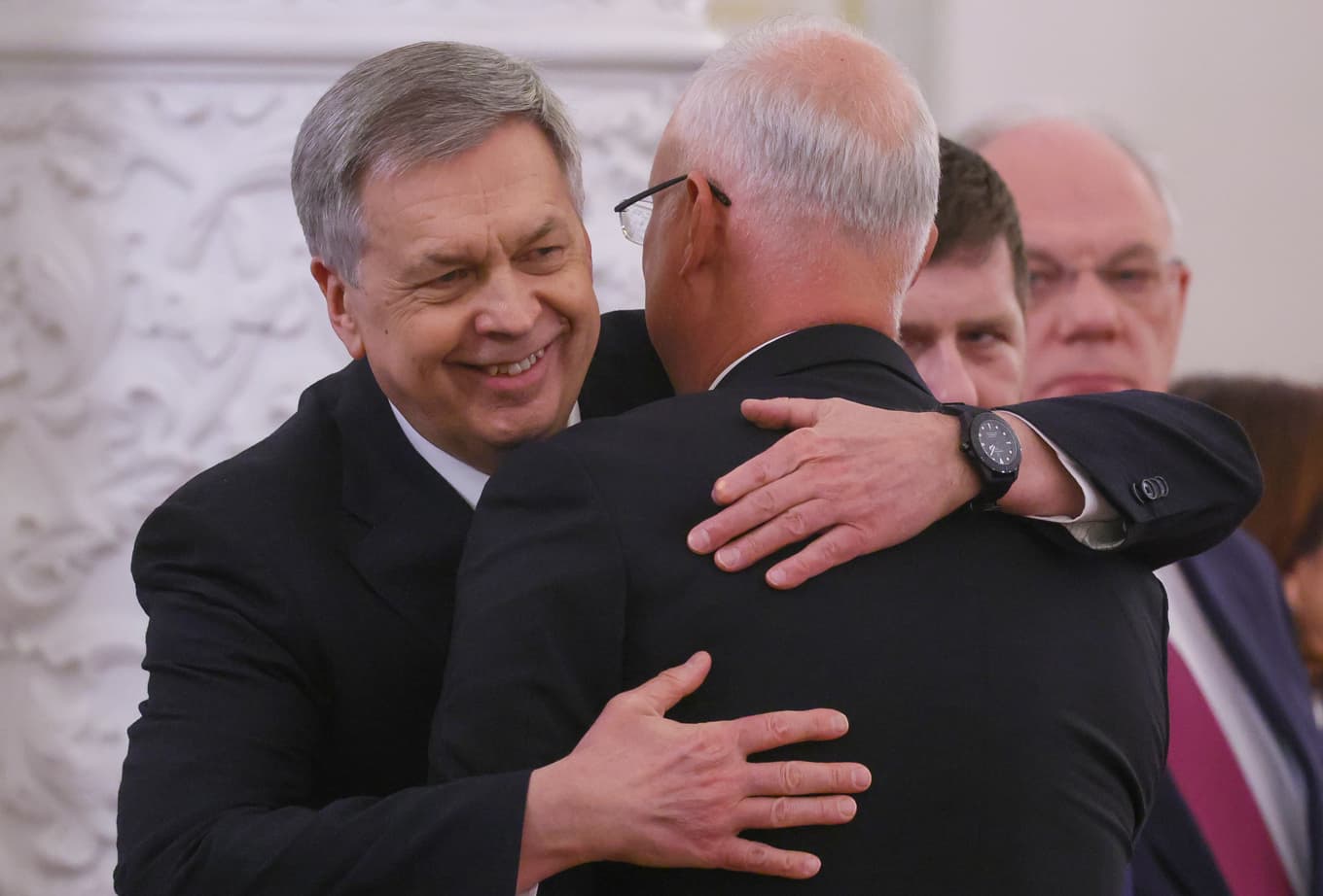 GRU-chefen Igor Kostjukov och Putinrådgivaren Kirill Dmitrijev, som båda representerar Ryssland i förhandlingarna med Ukraina och USA, i Moskva i januari. Foto: Maxim Shipenkov/Sputnik/Kreml via /AP/TT