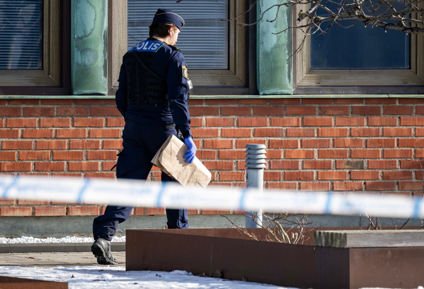 Polis på plats vid ett företagshotell i Östra hamnen i Malmö på tisdagen efter ett misstänkt mordförsök. En person är gripen. Foto: Johan Nilsson/TT