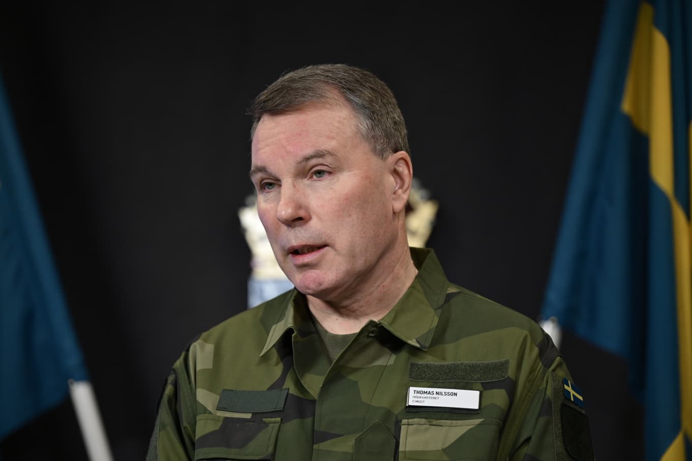 Generallöjtnant Thomas Nilsson, chef för Must, presenterar årsöversikten för 2025 under en pressträff. Foto: Magnus Lejhall/TT