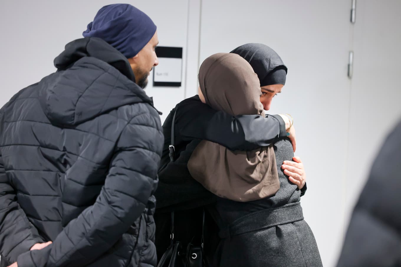 Anhöriga till ett av offren efter trippelmordet i Uppsala vid rättegången i Attunda tingsrätt. Foto: Pär Bäckström/TT