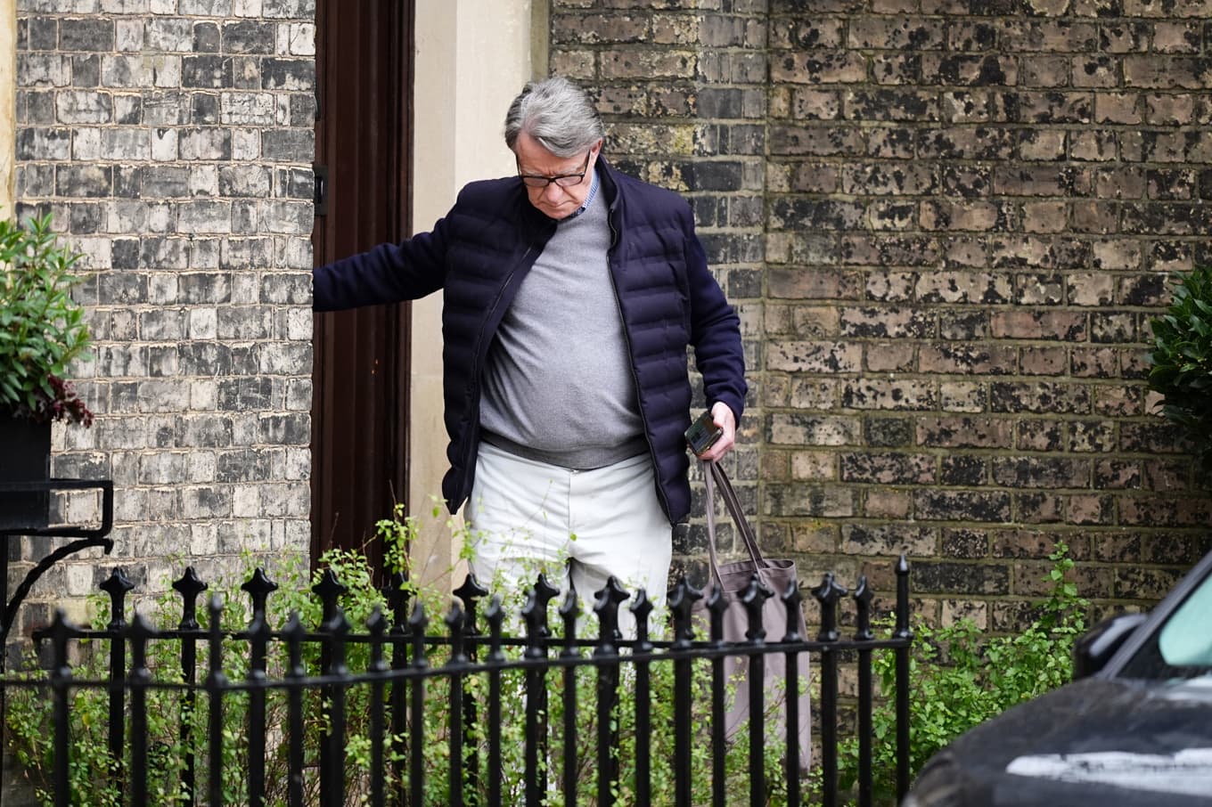 Peter Mandelson utanför sitt hem i nordvästra London på söndagen. Foto: James Manning/PA via AP/TT