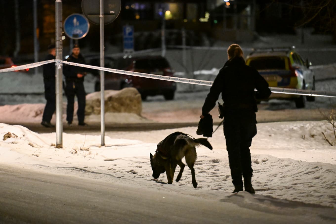 Flera polispatruller är plats i Nyfors nära Tunavallen i Eskilstuna efter mordet. Foto: Pontus Stenberg/TT
