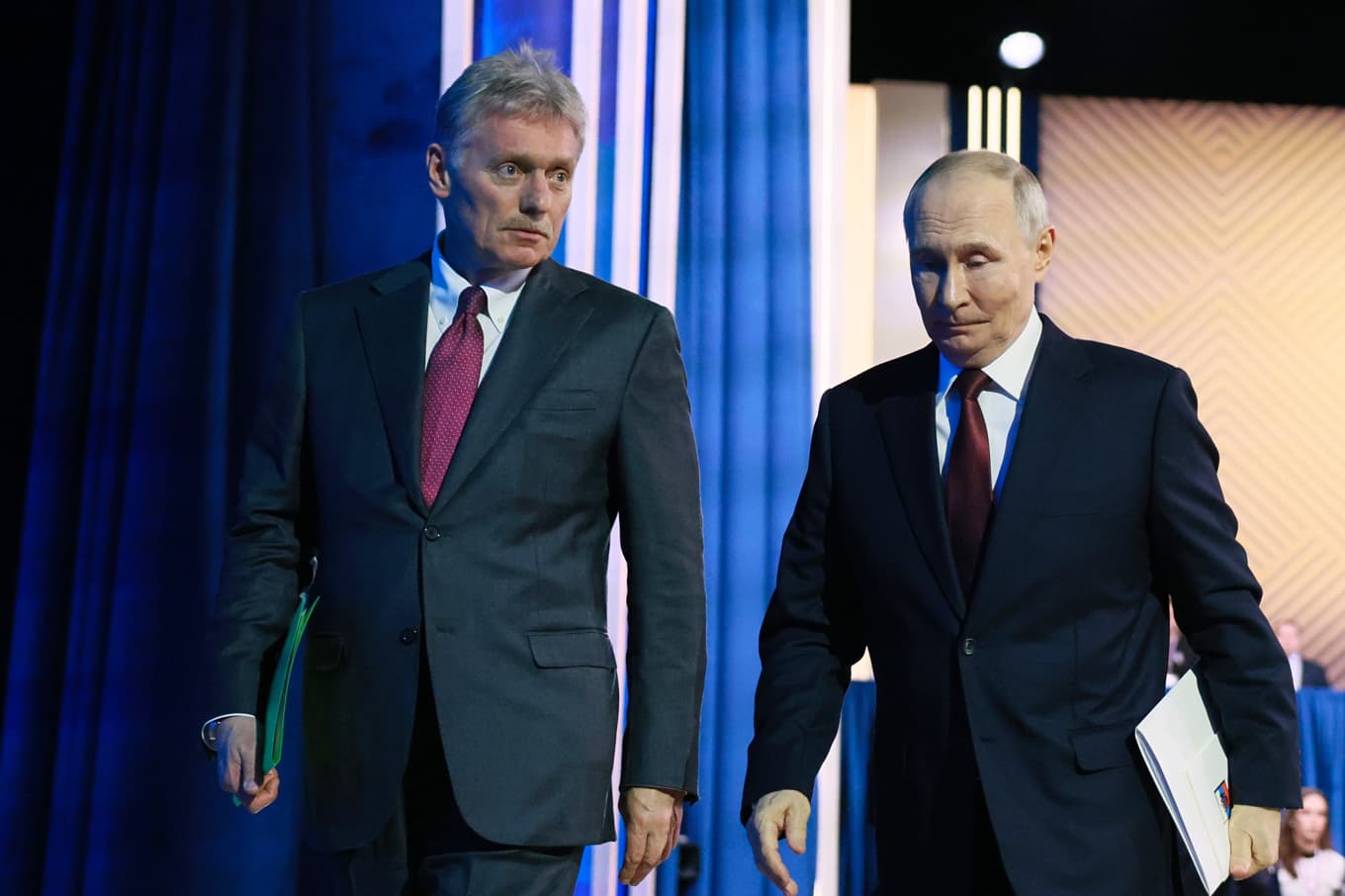 Rysslands president Vladimir Putin och Kremls talesperson Dmitrij Peskov. Arkivbild. Foto: Mikhail Metzel/AP/TT
