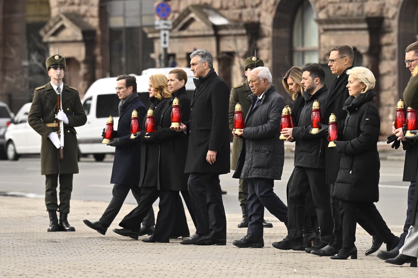 Bland annat statsminister Ulf Kristersson och EU-toppen Ursula von der Leyen närvarar med Ukrainas president Volodymyr Zelenskyj vid en nedläggning av minnesljus på Majdantorget i huvudstaden Kiev. Foto: Fredrik Sandberg/TT