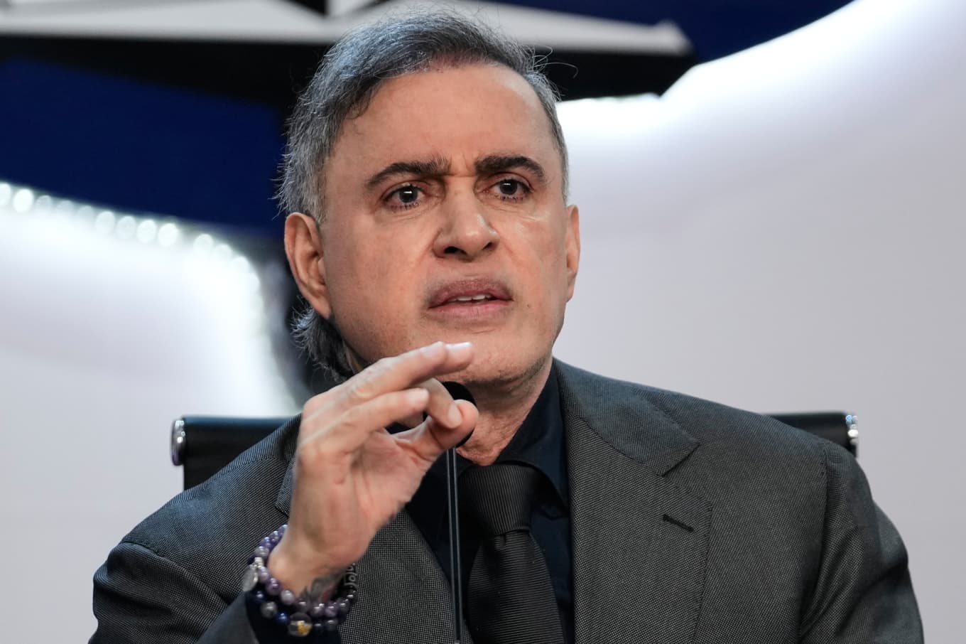 Venezuelas statsåklagare Tarek William Saab, som stod president Nicolás Maduro nära, har lämnat in sin avskedsansökan – och fått nytt toppjobb. Arkivbild. Foto: Matias Delacroix/AP/TT