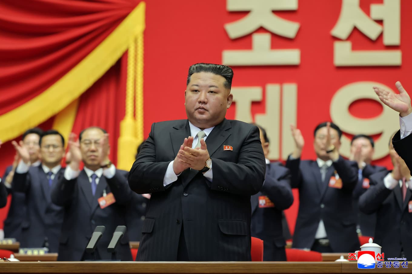 Nordkoreas högste ledare Kim Jong-Un när han programenligt återvaldes som generalsekreterare för det styrande Arbetarpartiet på söndagen. Bild förmedlad av det nordkoreanska styret. Foto: Korea News Service via AP/TT