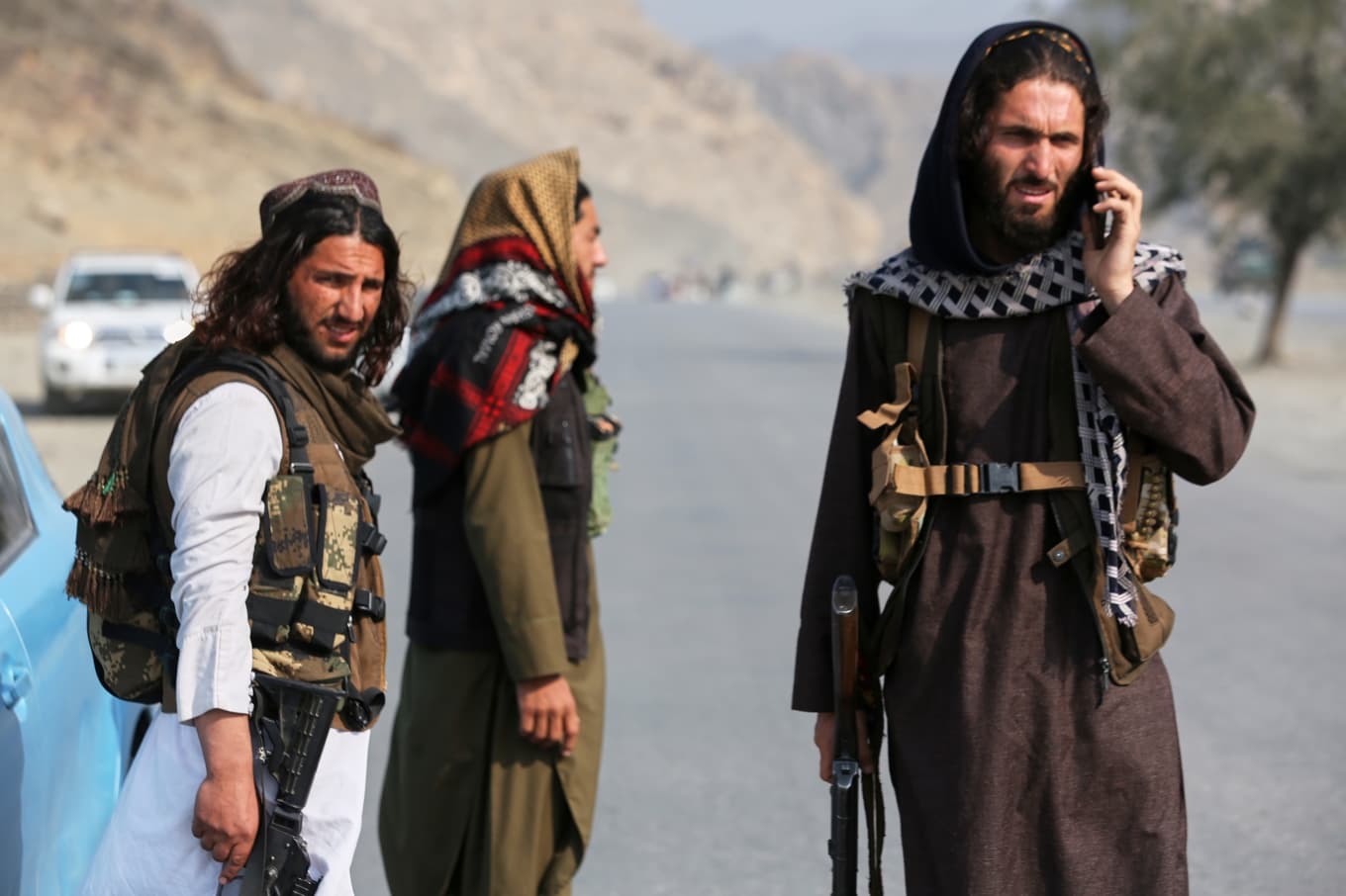 Afghanska talibansoldater vid gränsövergången i Torkham på fredagen. Foto: Wahidullah Kakar/AP/TT