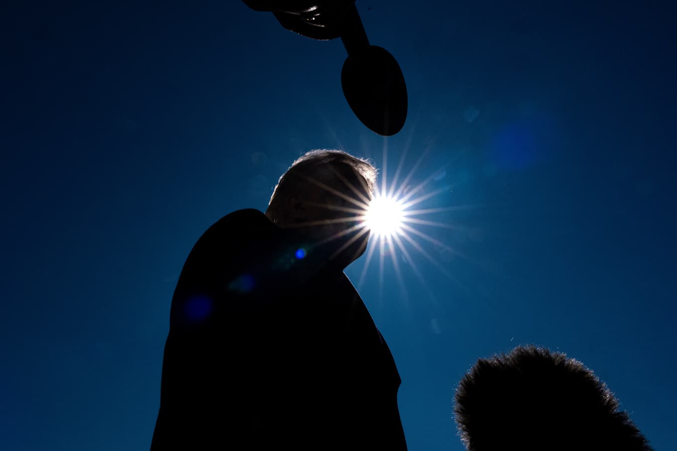 US:s president Donald Trump pratar med reportrar utanför Vita huset på fredagen. Foto: Alex Brandon/AP/TT