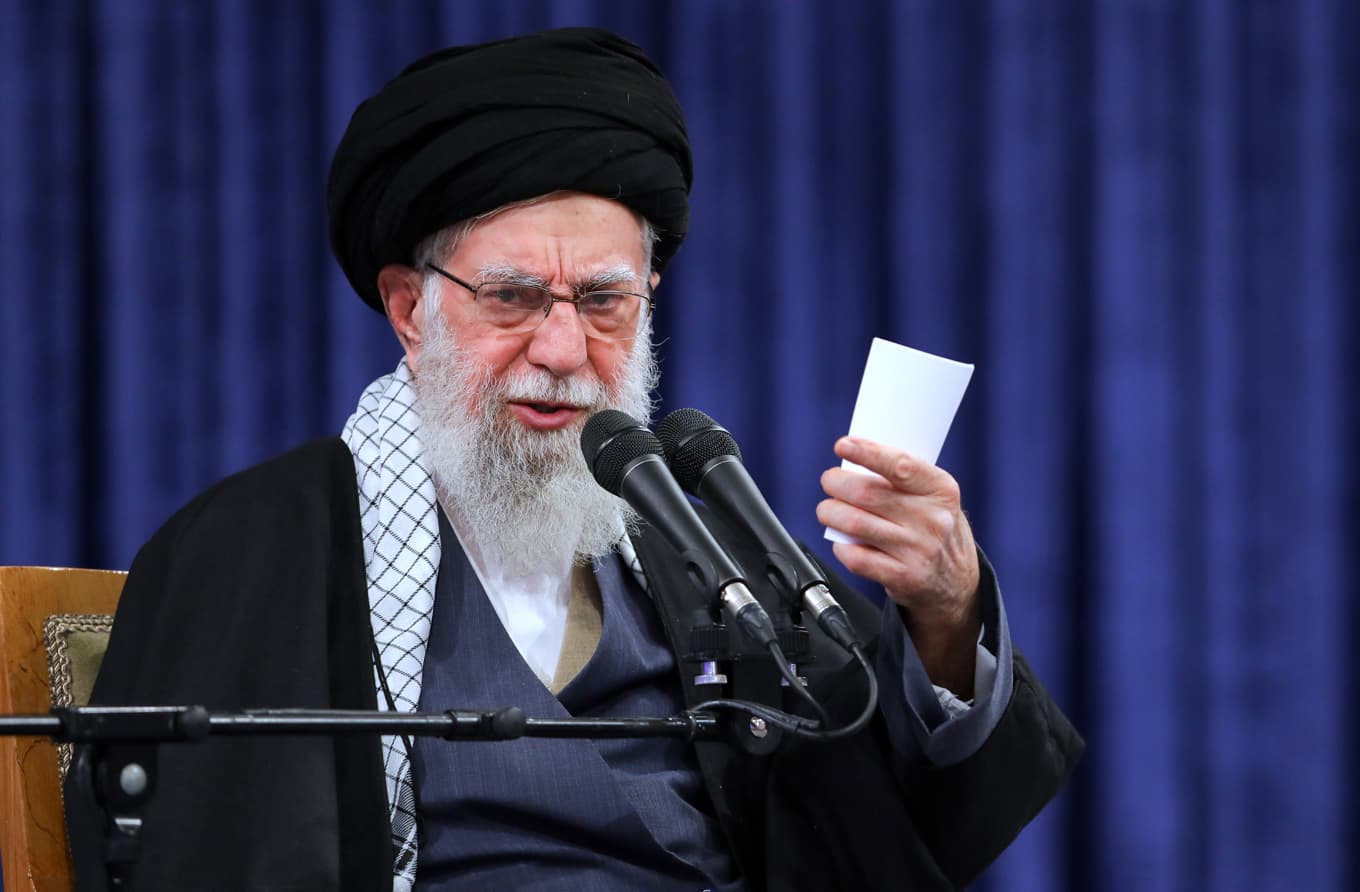 Ali Khamenei har hållit sig undan offentligheten alltmer sedan det tolv dagar långa kriget mot Israel sommaren 2025. Bild från 17 februari. Foto: Högste ledarens kansli via AP/TT