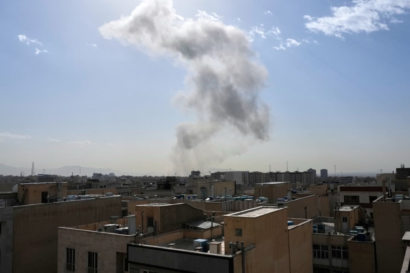 Rök efter en explosion i Iran på lördagen. Foto: Vahid Salemi/AP/TT