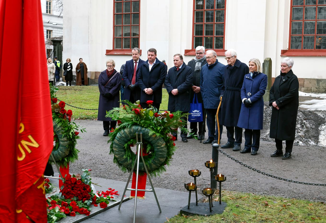 Socialdemokraterna finansborgarrådet i Stockholm, Karin Wanngård, partidistriktets ordförande Anders Ygeman, partisekreterare Tobias Baudin, tidigare partiledare Stefan Löfven, Håkan Juholt, Göran Persson, Ingvar Carlsson, nuvarande partiledare Magdalena Andersson och tidigare partiledare Mona Sahlin närvarar vid kransnedläggning vid Olof Palmes grav. Foto: Fredrik Persson /TT