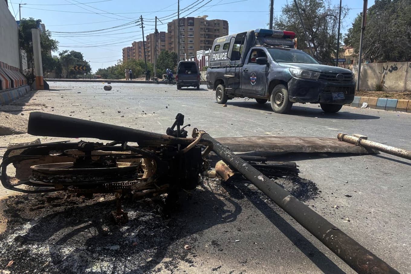 Demonstranter tog sig in på amerikanska konsulatets område i Karachi och brände bland annat fordon. Foto: Muhammad Farooq/AP/TT