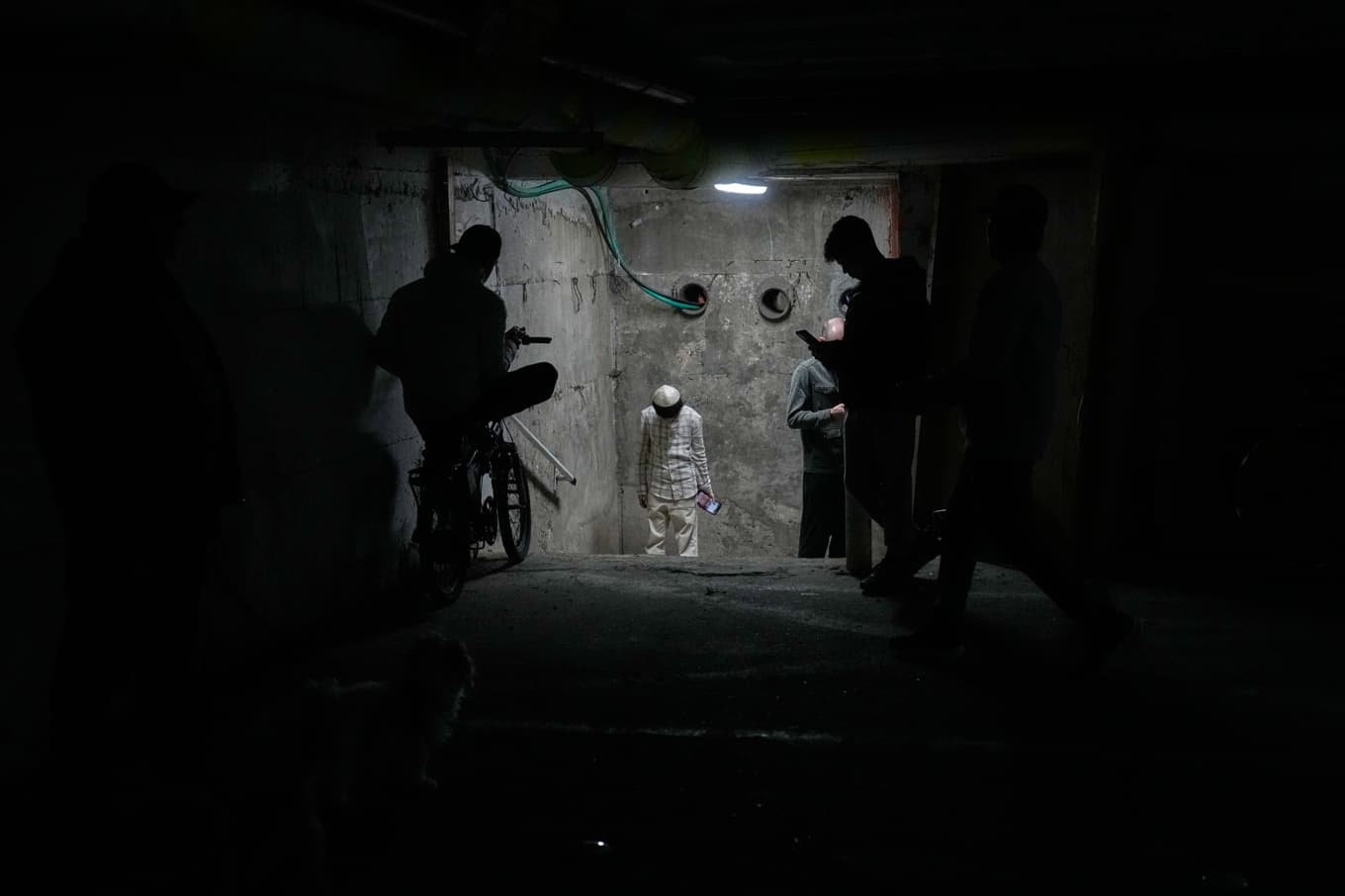 Människor tar skydd i Tel Aviv under lördagen. Foto: Ohad Zwigenberg/AP/TT
