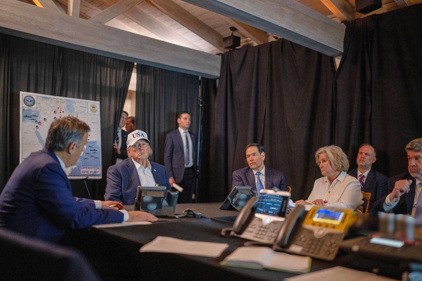 USA:s president Donald Trump tillsammans med CIA-chefen John Ratcliffe, utrikesminister Marco Rubio och Vita husets stabschef Susie Wiles i Mar-a-Lago under insatsen mot Iran. Foto: Vita huset/AP/TT