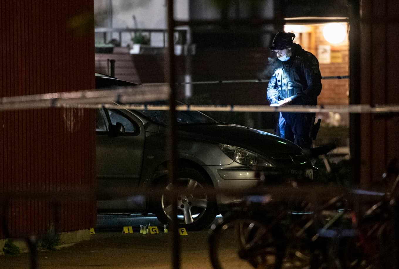 Polisens kriminaltekniker undersöker en bil på Fredriksdal i Helsingborg, i vilken två män sköts till döds natten den 21 april 2019. Dubbelmordet är ett av de fall som ligger på kalla fall-gruppen i region Syd. Foto: Johan Nilsson/TT