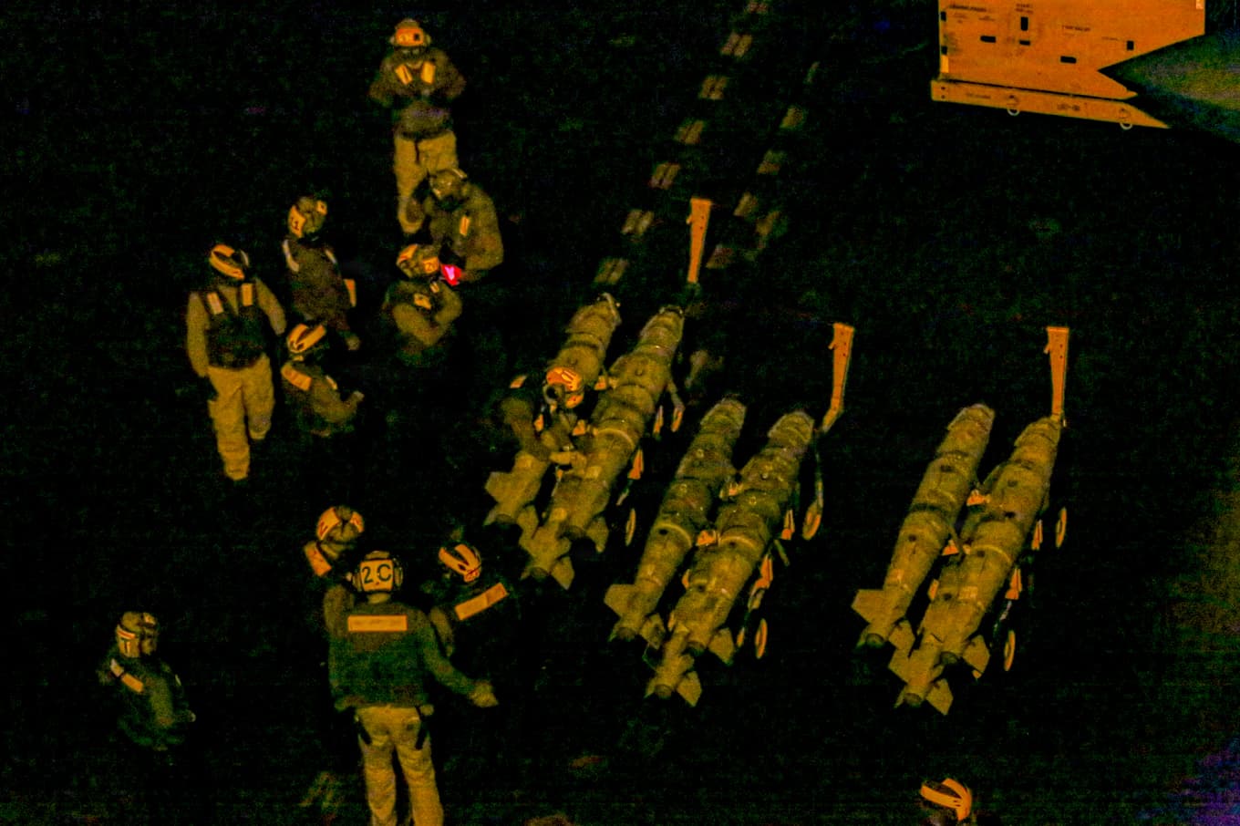 Amerikanska militärer ombord på hangarfartyget USS Lincoln förflyttar bomber som ska användas i kriget mot Iran. Bilden togs i söndags. Foto: USA:s militär/AP/TT