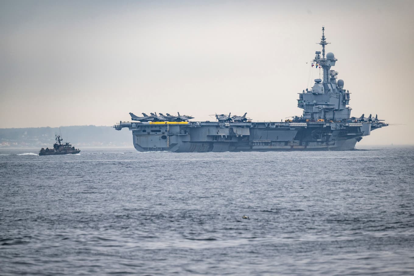 Det franska hangarfartyget Charles De Gaulle passerar Helsingborg i måndags, efter ett besök i hamn i Malmö. Foto: Johan Nilsson/TT