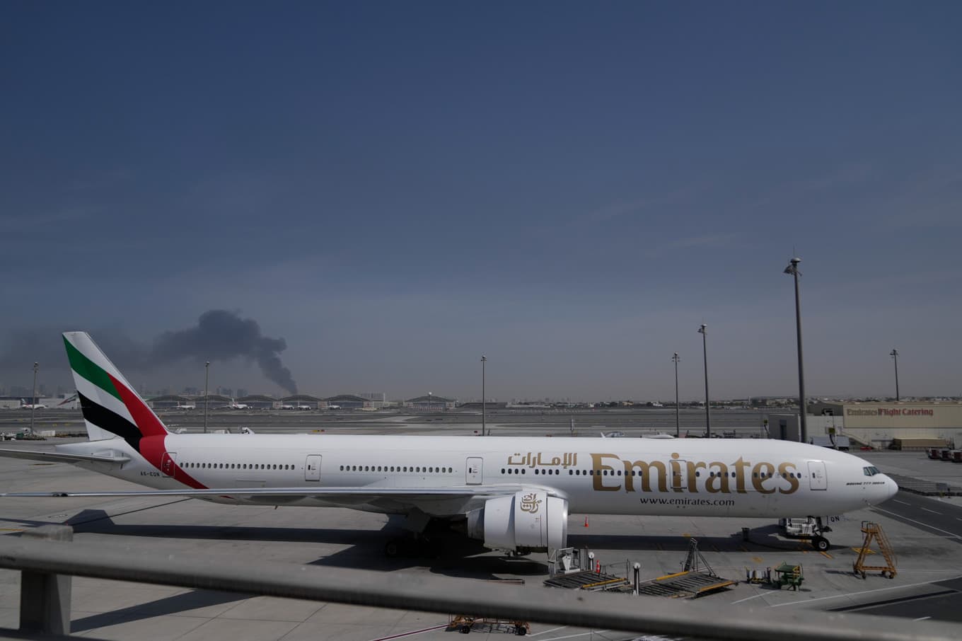 Emirates har ställt in många flyg sedan Förenade arabemiraten beskjutits av Iran. Bild från i söndags. Foto: Altaf Qadri /AP/TT