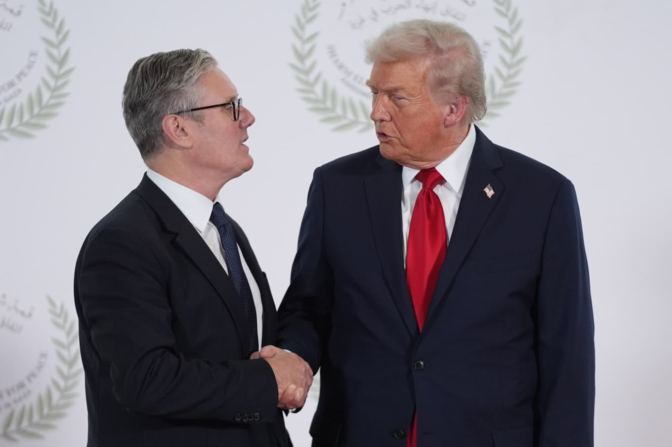 Den brittiske premiärministern Keir Starmer och USA:s president Donald Trump i en inte helt vänlig hälsning i Egypten i fjol. Foto: Evan Vucci/AP/TT