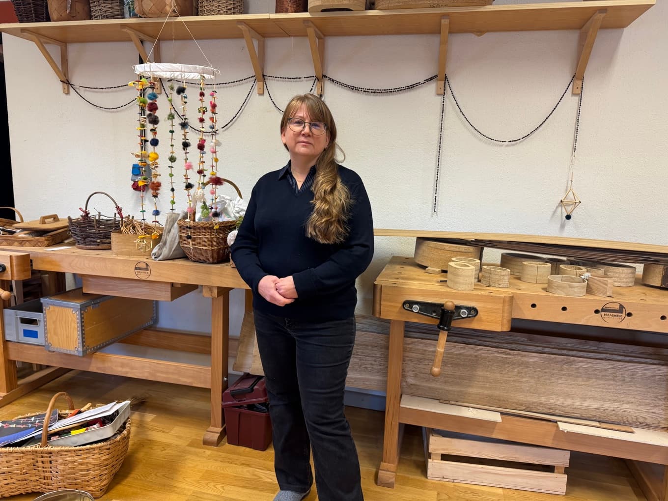 För Lina Envall är slöjd ett sätt att se på världen: att laga, vårda och förstå värdet av det arbete som ligger bakom varje föremål. Foto: Anton Anderberg