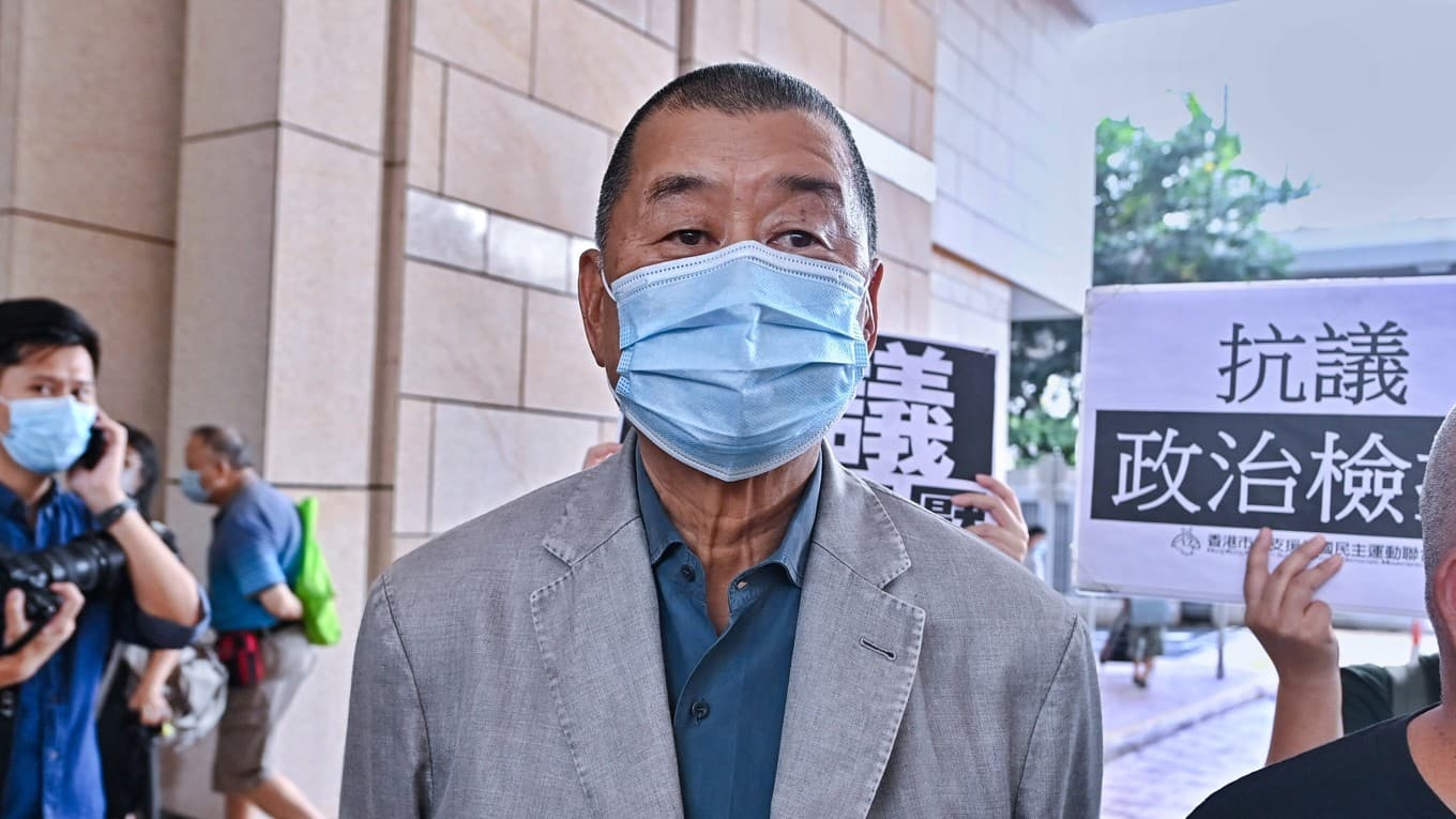 Jimmy Lai utanför domstolen i West Kowloon i Hongkong. Aktivisten och före detta publicisten dömdes nyligen till 20 års fängelse. Foto: Sung Pi-Lung