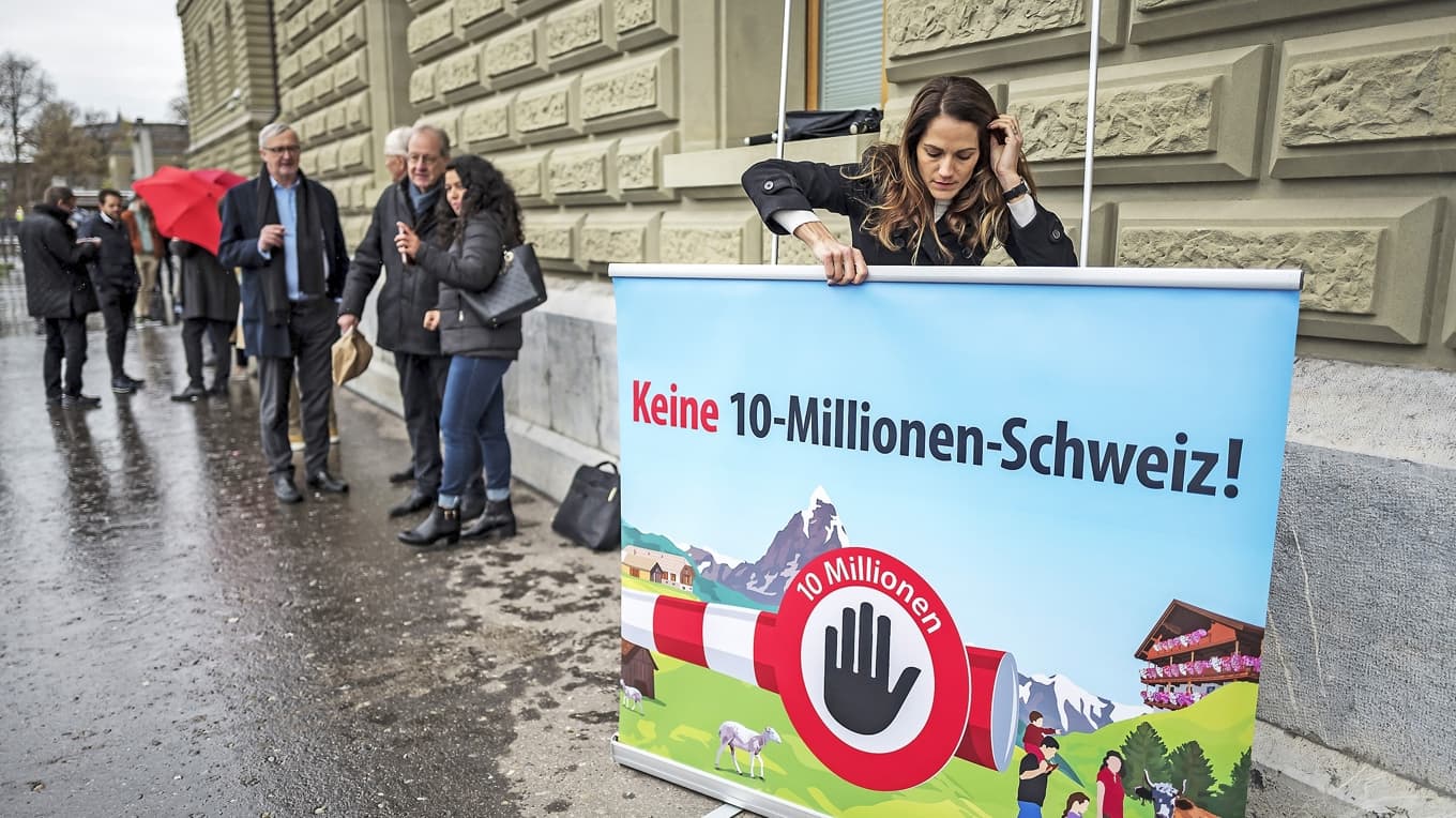 Konservativa SVP samlade tillräckligt med namnunderskrifter för att driva fram en folkomröstning om ett ”befolkningstak”. Foto: Fabrice Coffrini/AFP/Getty Images