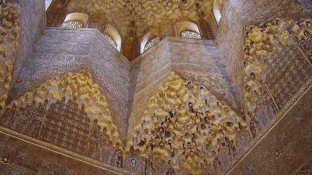 Upprepning och variation i ”Sala de los abencerrajes” i Alhambra. Foto: jeny/Wikimedia Commons