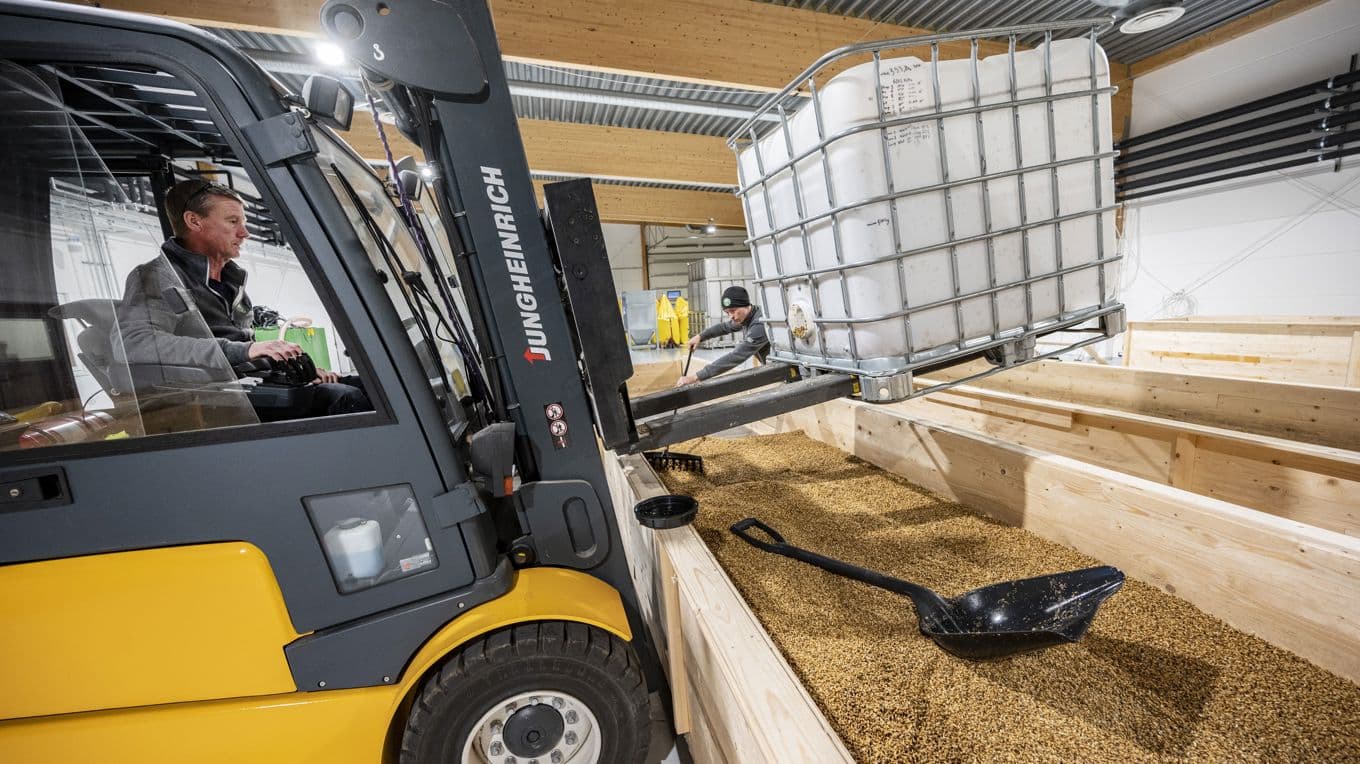 Spannmålet lagras och kvalitetkontrolleras regelbundet för att därefter kunna malas i de mobila kvarnar som Livsmedelsverket köpt in. Foto: Johan Nilsson/TT