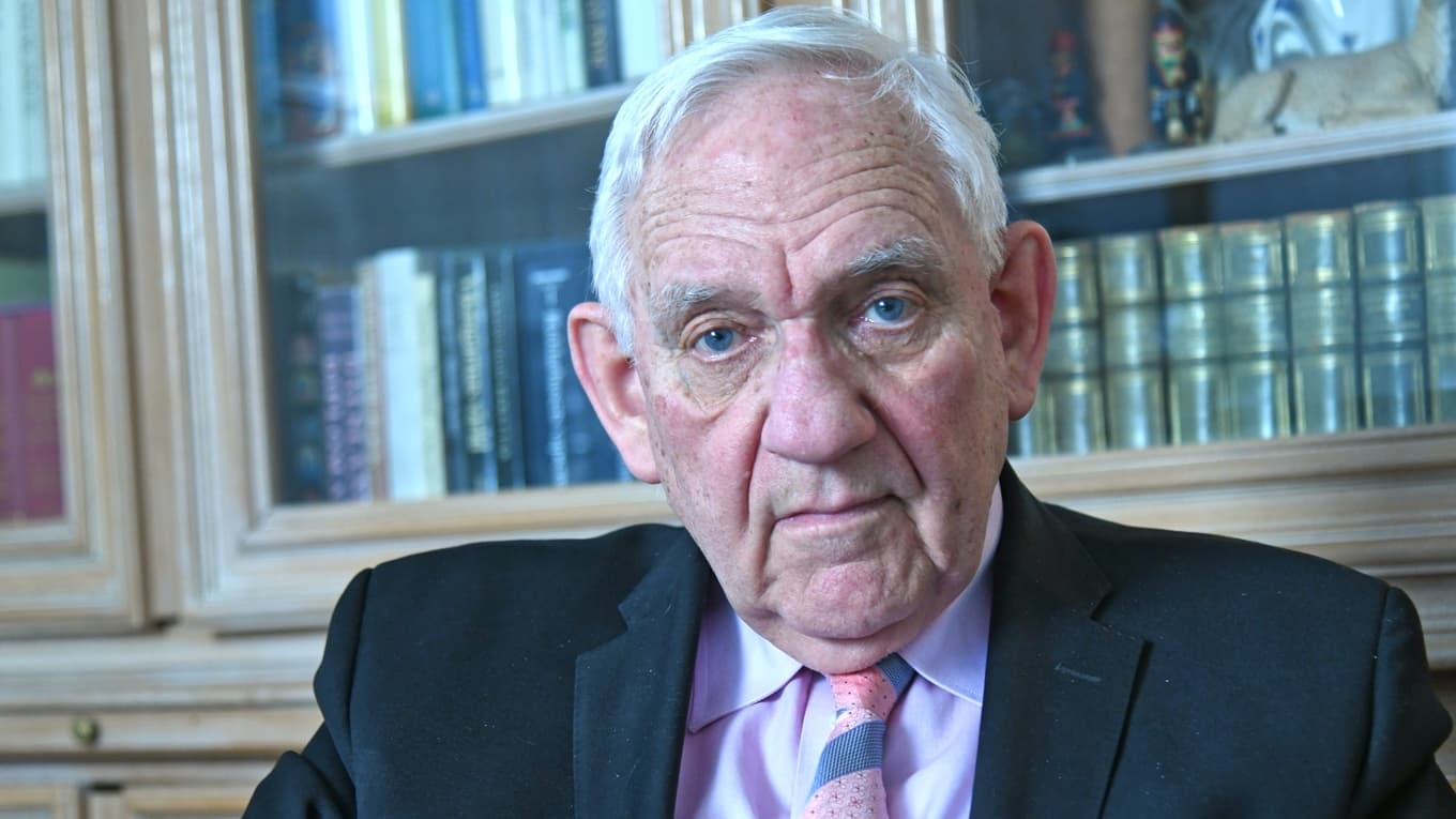 Folkrätten har hamnat i centrum efter USA:s och Israels attacker mot Iran. Bo Theutenberg, professor emeritus i folkrätt, menar att debatten ofta förenklas och påminner om att internationell rätt är äldre än FN – men saknar en överordnad sanktionsmakt när stormakter agerar. Foto: Adam Strand