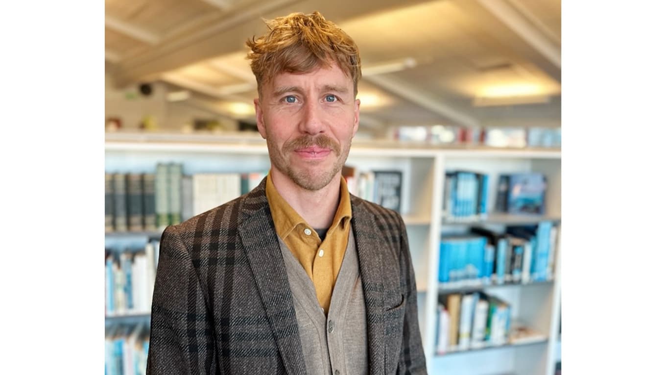 Läraren Henrik Almqvist
får pris. Foto: Privat