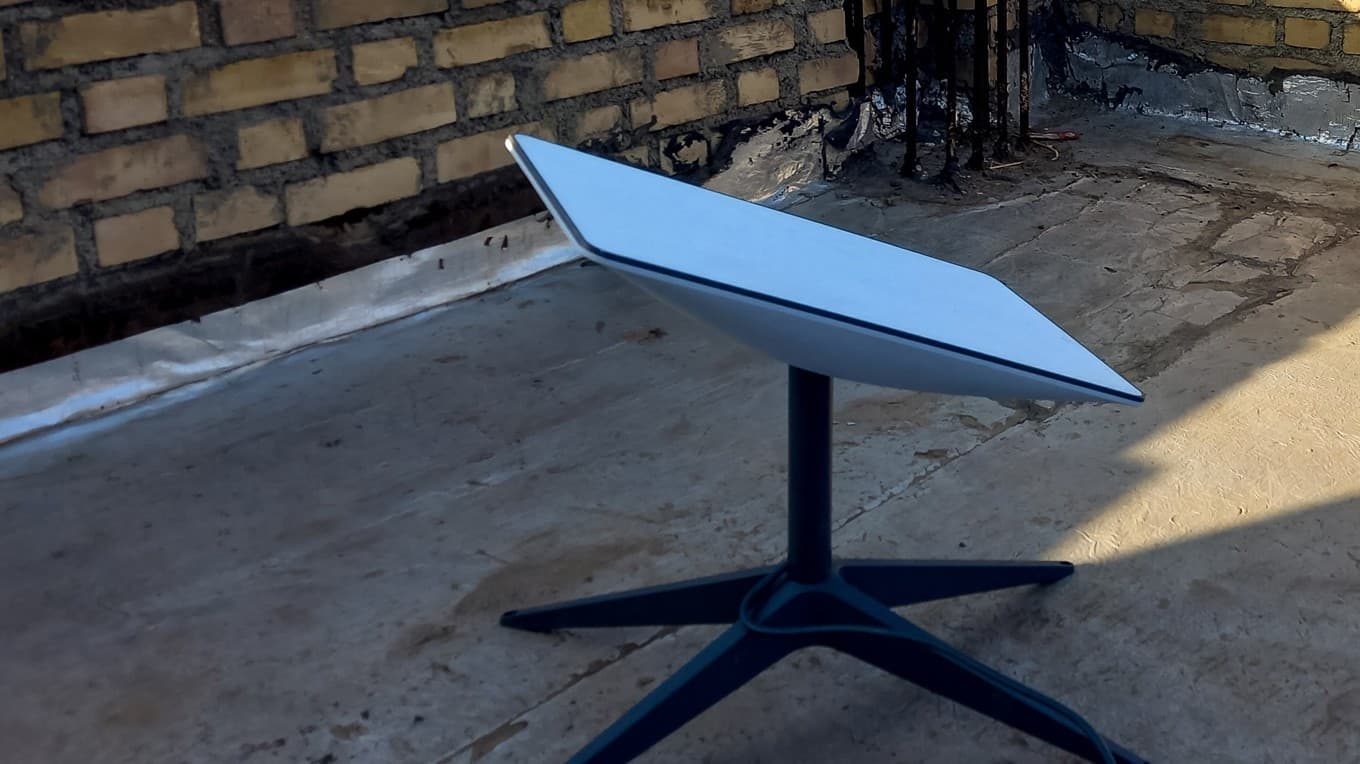 På bilden som är tagen den 28 januari ser man en Starlink-mottagare i Kurdistan i Iran. Foto: Anonym/Middle East Images/AFP via Getty Images