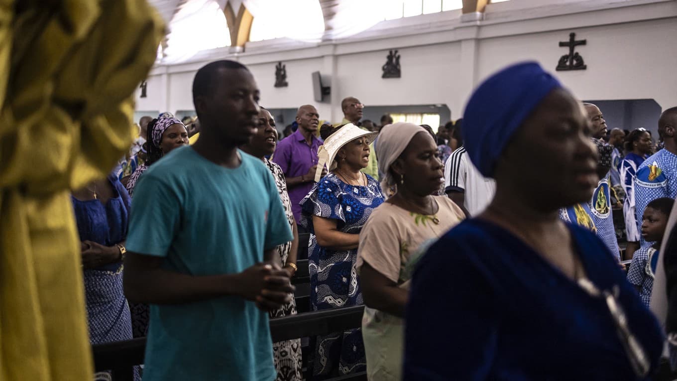 Kristna katoliker samlas för en mässa i Lagos i Nigeria den 21 april 2025. Foto: Olympia De Maismont/AFP via Getty Images