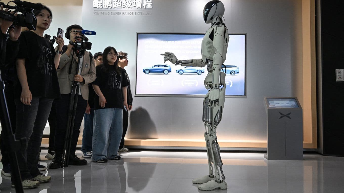 En humanoid robot tillverkad av Xpeng visar upp sig på företagets huvudkontor i Guangzhou i södra Kina. Kritiker menar att de uppvisningar som kinesiska robotar stått för inte visar på genuin AI-kapacitet. Foto: Jade Gao/AFP via Getty Images