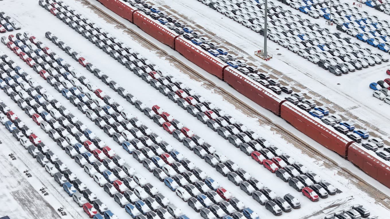 På bilden som är tagen den 18 januari i år ser man exportbilar i kinesiska hamnstaden Yantai i Shandongprovinsen. Foto: AFP via Getty Imates