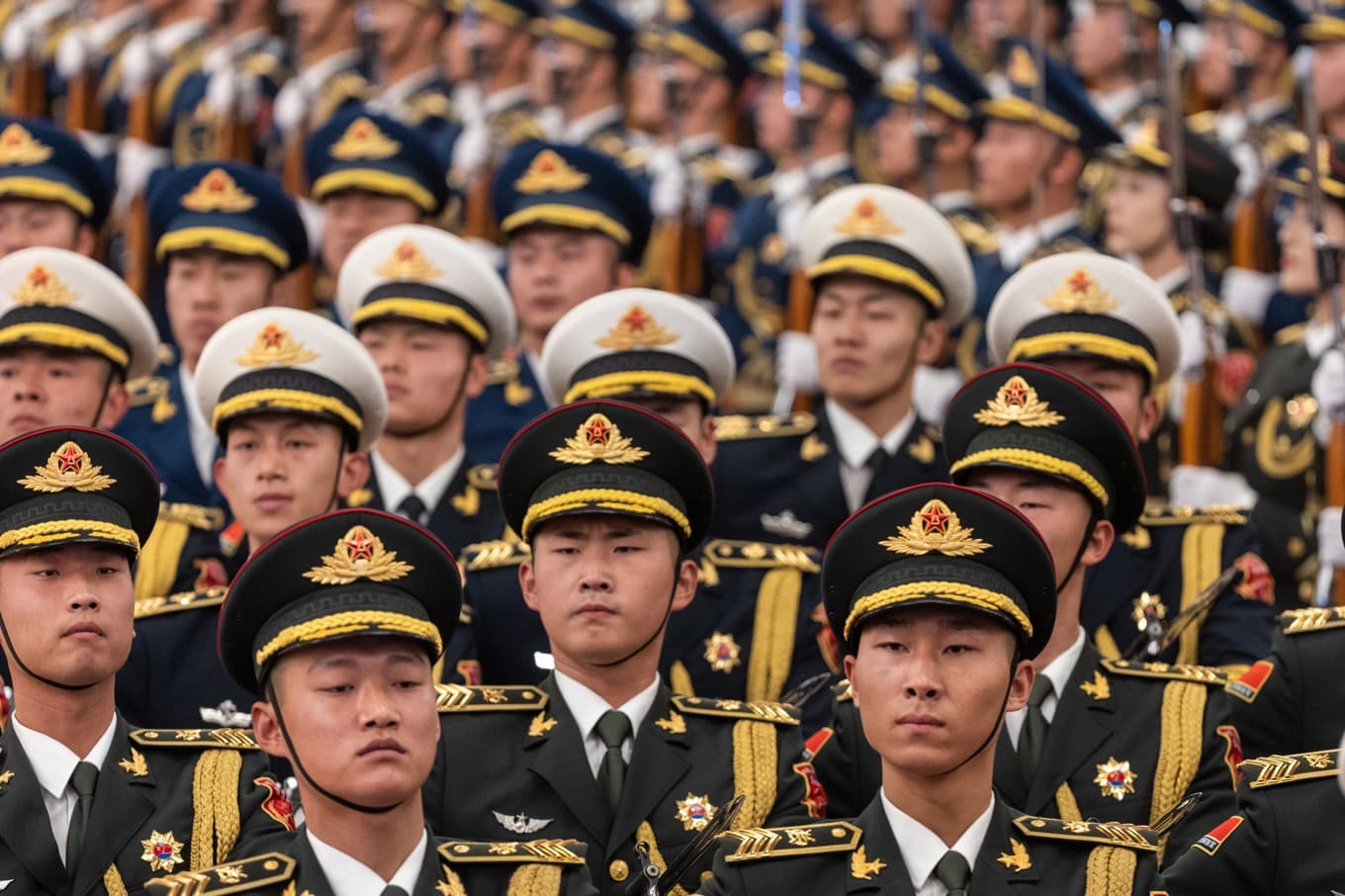 Kinesisk militär utanför Folkets stora hall i Peking. Där kommer snart de ”två sessionerna”, årets stora politiska möten, att hållas. Foto: Jessica Lee-Pool/Getty Images)