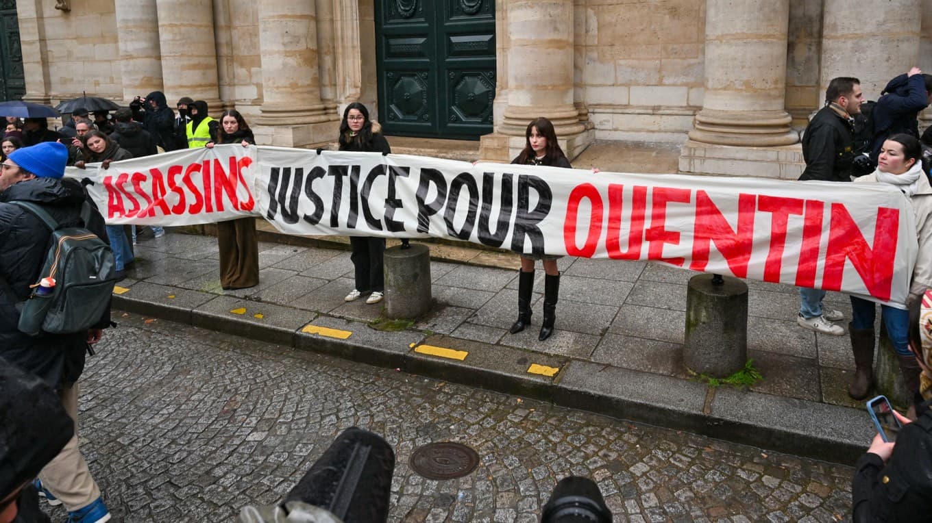 Demonstranter håller upp en banderoll med texten ”Antifa-mord, rättvisa för Quentin.” den 15 februari i Paris. Foto: Henrique Campos/Hans Lucas/AFP via Getty Images