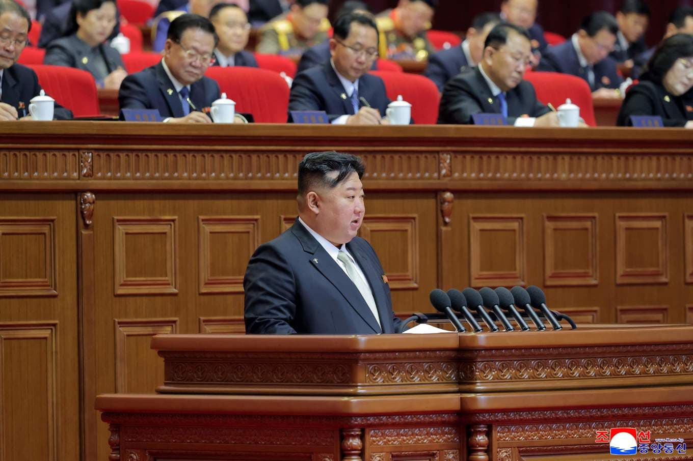Nordkoreas ledare Kim Jong-un talar vid Koreas arbetarpartis kongress den 21 februari. Koreas arbetarparti är det officiella namnet på partiet som styr Nordkorea sedan maktövertagandet. Foto: CNA VIA KNS / AFP via Getty Images
