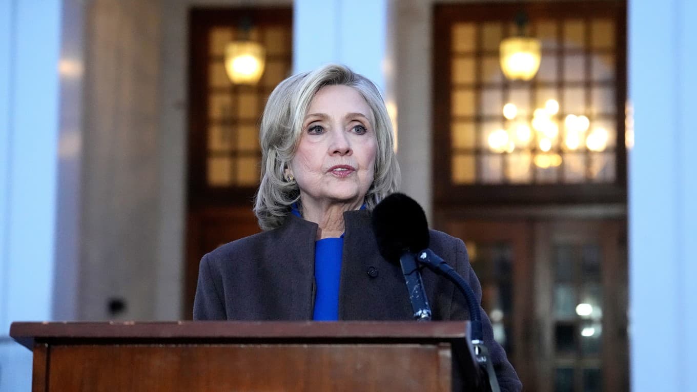 Hillary Clinton talar till journalister den 26 februari efter att hon vittnat inför ett utskott. Foto: David Dee Delgado/Getty Images