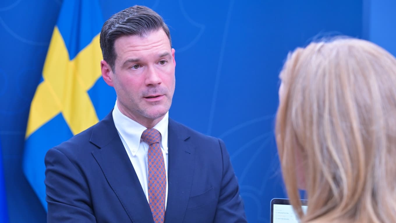 Regeringen vill skärpa reglerna för utvisning på grund av brott och öppnar för fler utvisningar, obligatoriska yrkanden från åklagare och längre återreseförbud. Migrationsminister Johan Forsell (M) beskriver reformen som en tydlig omläggning där utlänningar som begår brott i högre grad ska lämna Sverige. Foto: Roger Sahlström