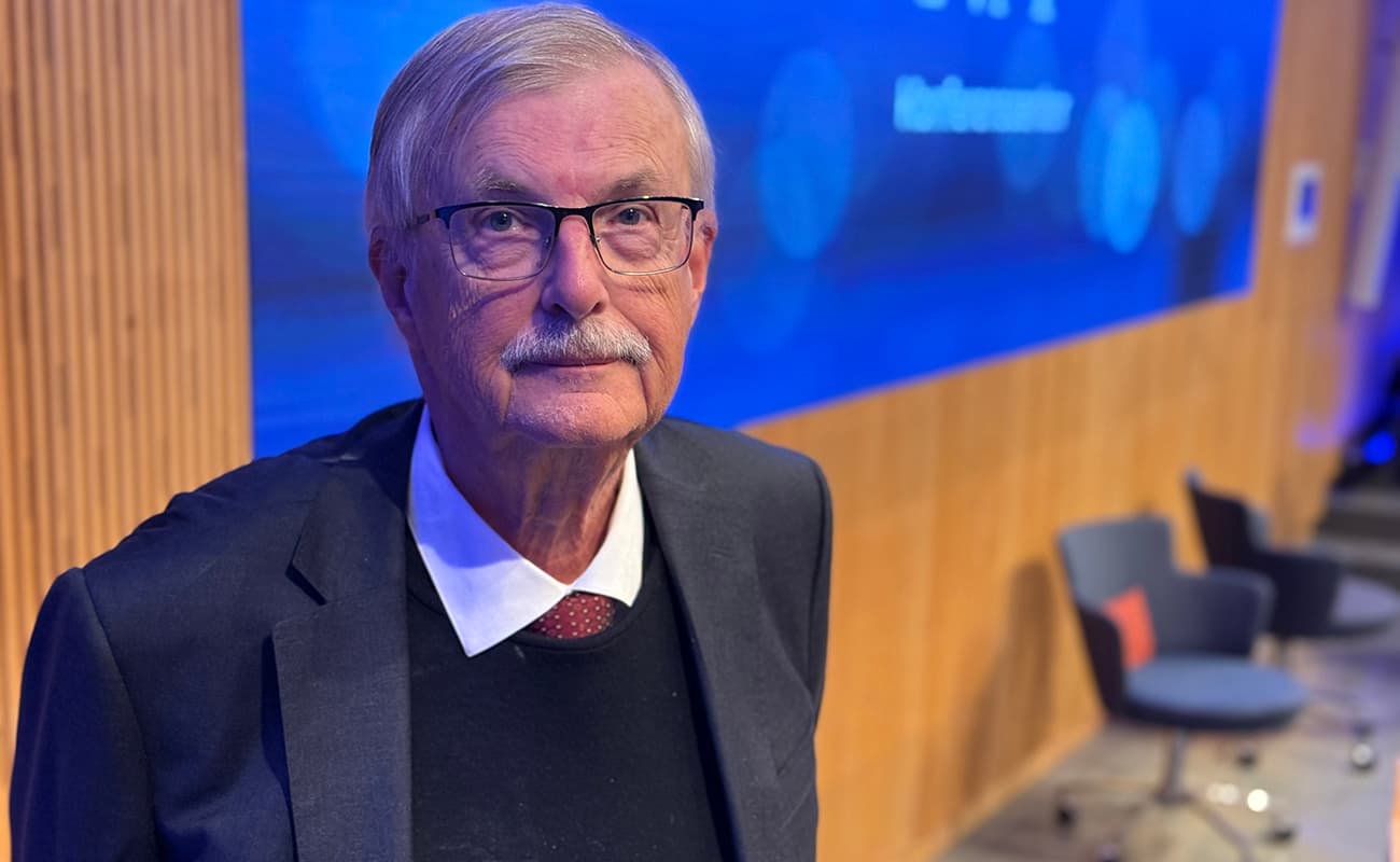 Projektledaren och akademiledamoten Lars-Erik Lundin, tidigare ambassadör och en av Sveriges mest erfarna säkerhetspolitiska diplomater, redogjorde för Sveriges kärnvapenstrategi vid ett symposium vid Krigsvetenskapsakademien. Foto: Staffan Erfors