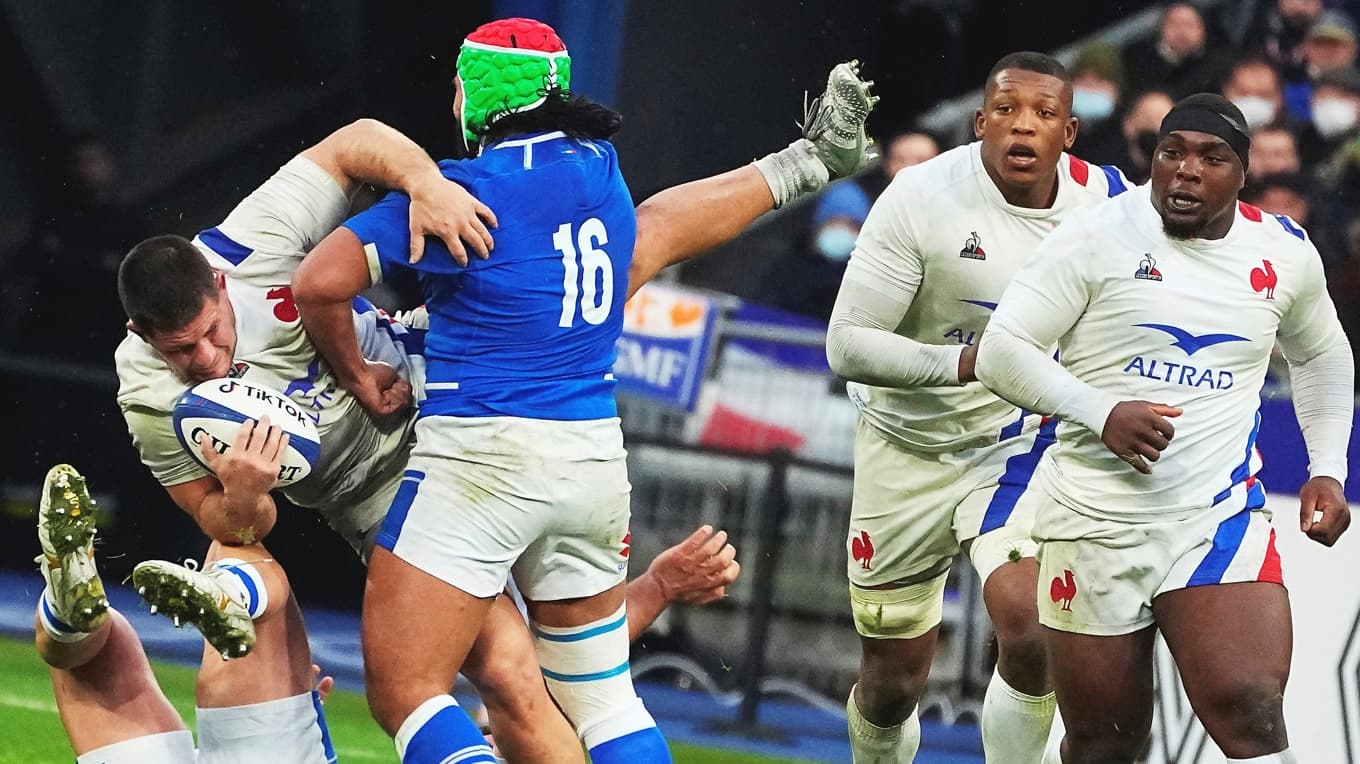 Bollen får inte passas framåt och skydden är obefintliga. Kanske därför som sporten är så populär på kontinenten där den ofta drar fulla hus? Foto: AP Photo/Michel Euler