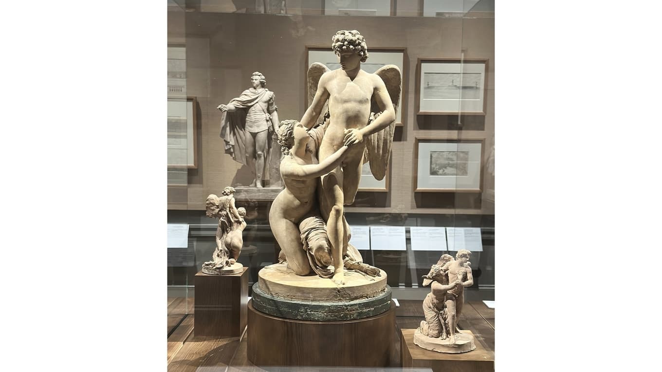 Sergels proportionsskiss och två maquetter av “Amor och Psyke” framför Gustav III som Apollon. Foto: Susanne Willgren Lamm