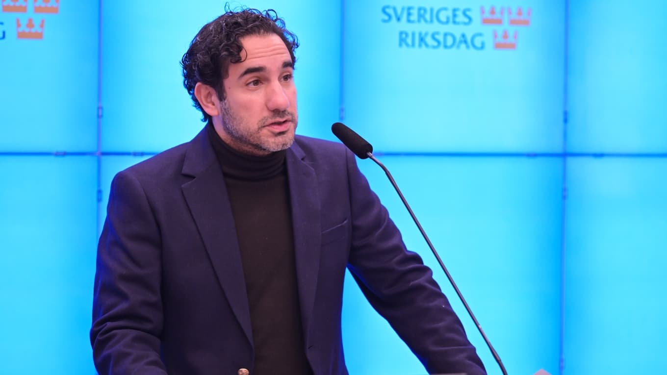 Socialdemokraternas arbetsmarknadspolitiska talesperson Ardalan Shekarabi är skarpt kritisk till regeringens förändringar av a-kassan. Foto: Roger Sahlström
