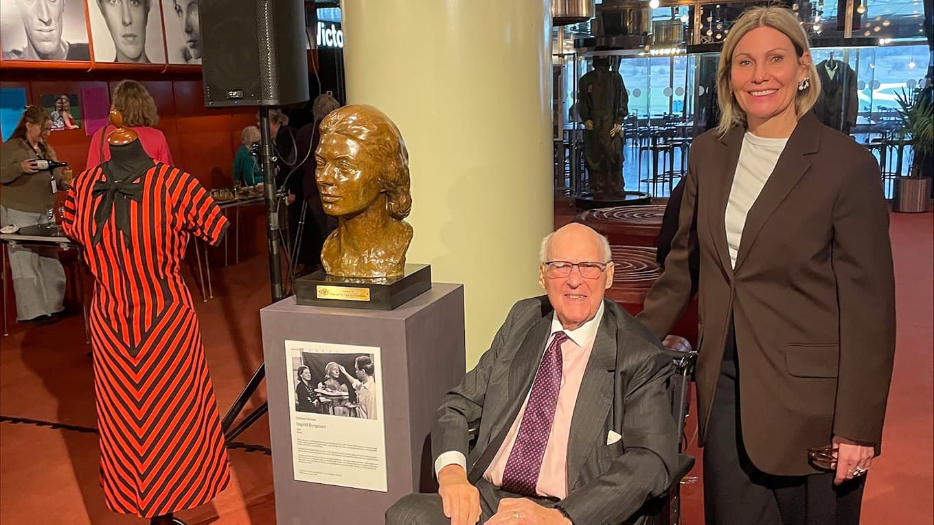 Vid avtäckningen av porträttbysten deltog Filminstitutets vd Anna Croneman och donatorn
Bo Hjelt. Foto: Jan Göransson/Filminstitutet